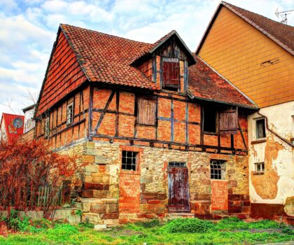 Remont starego domu z cegły – od czego zacząć krok po kroku?